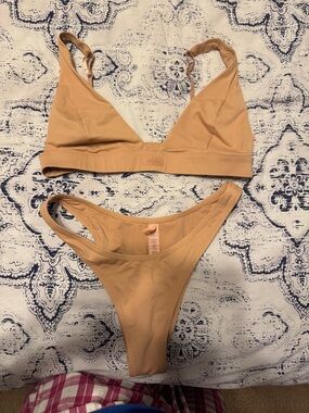 Skims Bikini Nude/Tan set. Large top. Medium bottoms. New without tags.